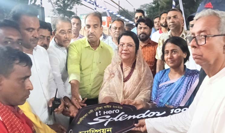 মানিকগঞ্জের কালীগঙ্গায় নৌকাবাইচ দেখতে হাজারো মানুষের ঢল